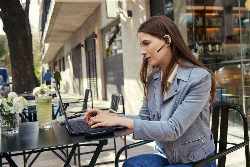 Lady sitting outside on a laptop